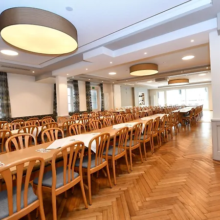 Landgasthof & Zur Rose Berg 埃英根