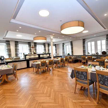 Landgasthof & Zur Rose Berg Hotel 3*