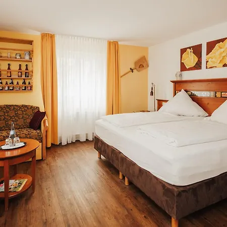 Landgasthof & Zur Rose Berg מלון 3*